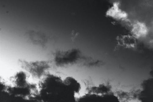 多云的天空灰度照片 · 免费素材图片