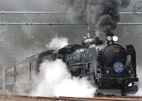黑色火车在轨道上和冒烟 · 免费素材图片
