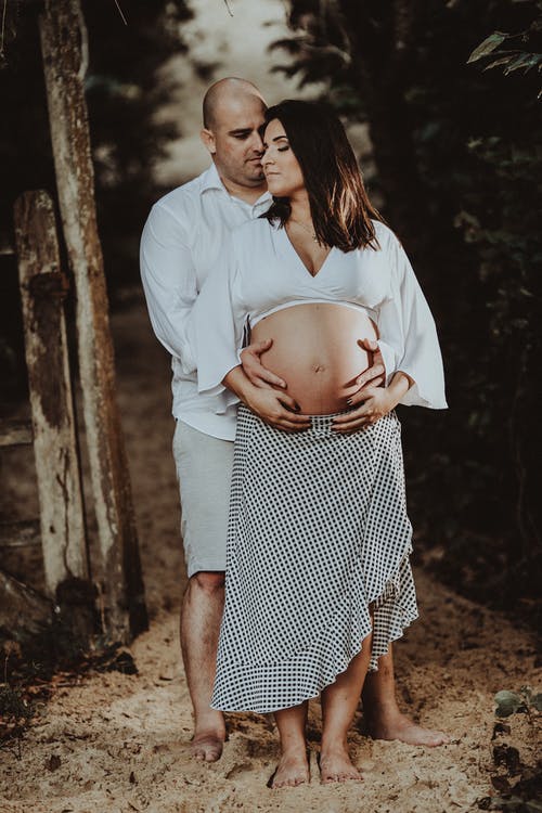 拥抱孕妇的男人 · 免费素材图片
