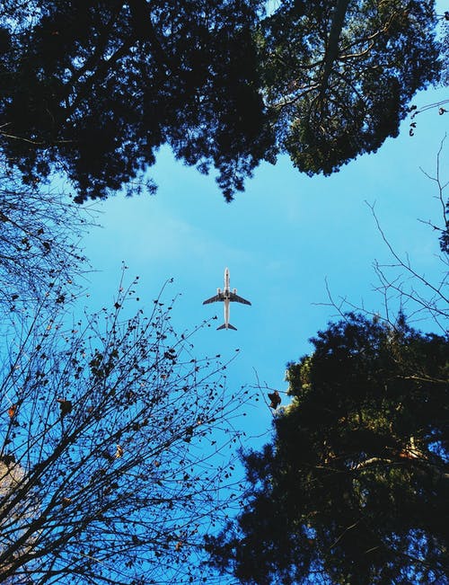 天空中飞机的低角度摄影 · 免费素材图片