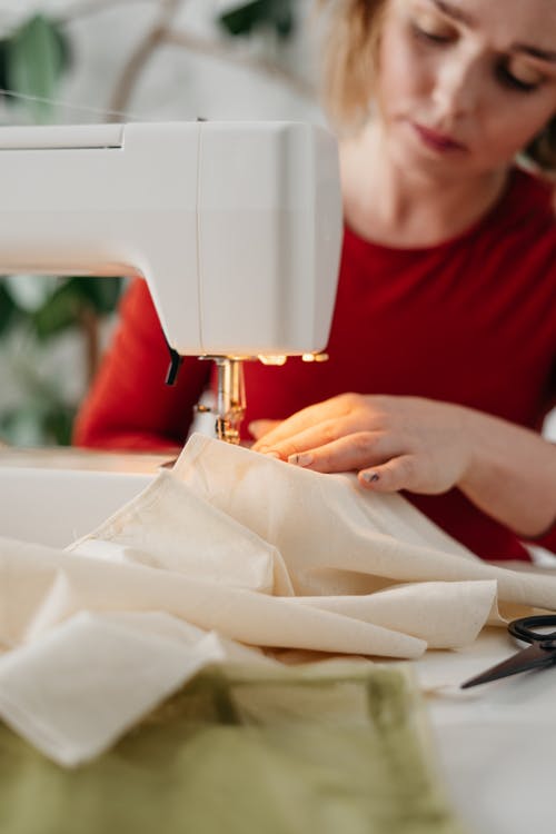 使用缝纫机的女人 · 免费素材图片