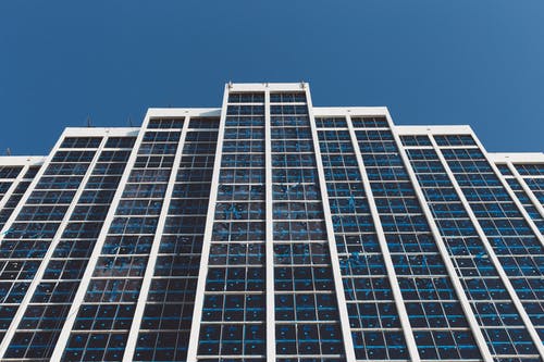 白天在蓝天下的白色和蓝色高层建筑 · 免费素材图片