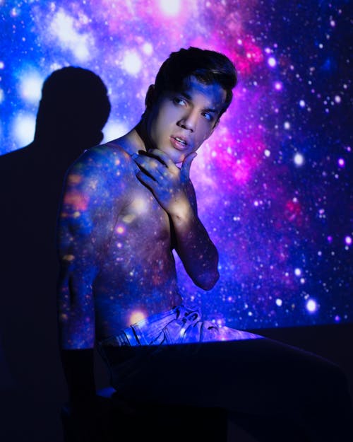 富有思想的年轻人摸下巴和休息 · 免费素材图片