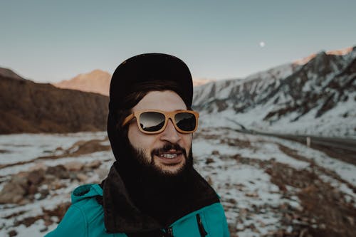 男人穿着绿色外套 · 免费素材图片