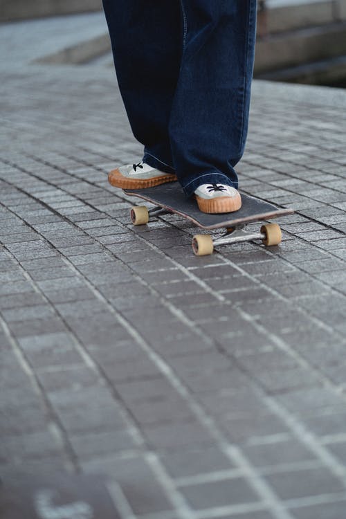 在城市道路上滚动的作物溜冰者 · 免费素材图片