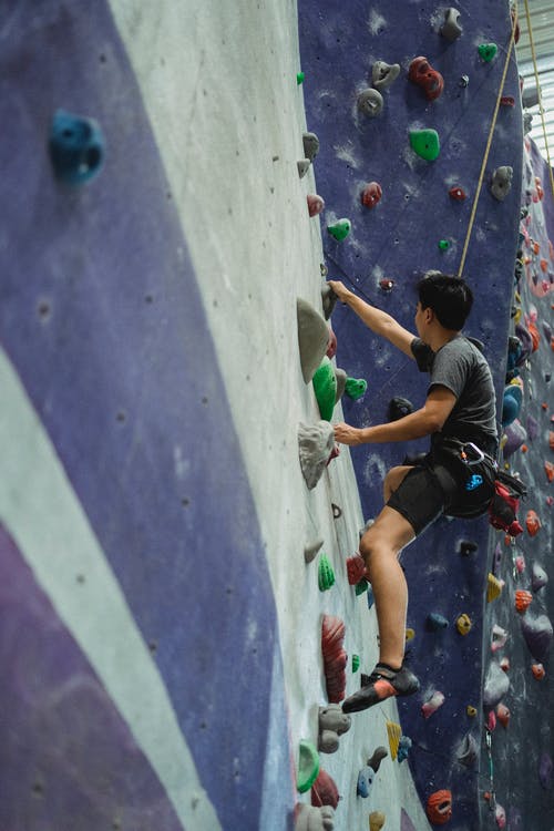 变得面目全非的运动员攀登与保护绳在健身房 · 免费素材图片