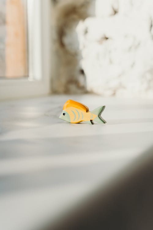 木制鱼玩具的浅焦点照片 · 免费素材图片