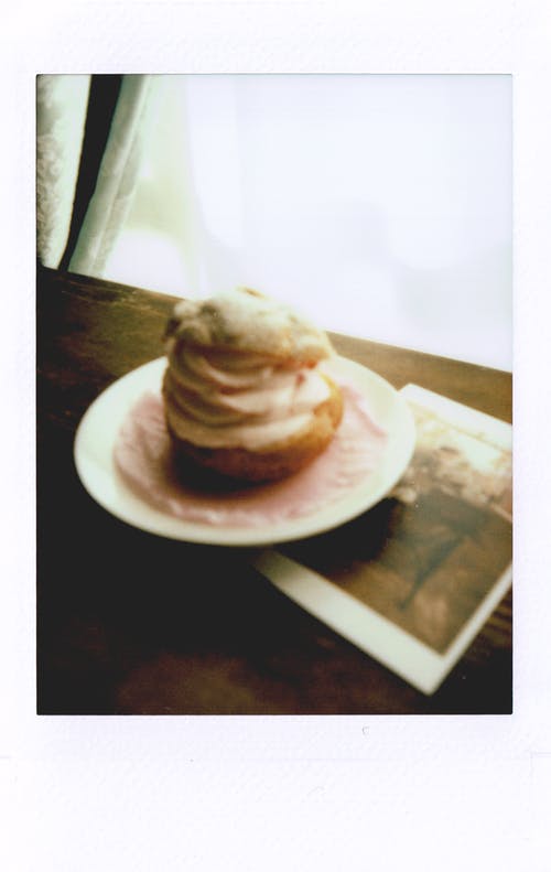 在照片附近的圆形白色陶瓷板上的蛋糕 · 免费素材图片