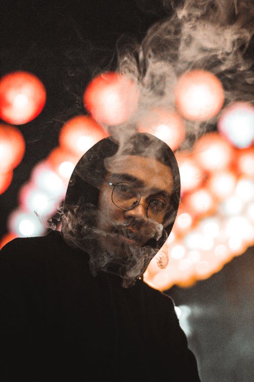 有关人, 垂直拍摄, 抽烟的免费素材图片