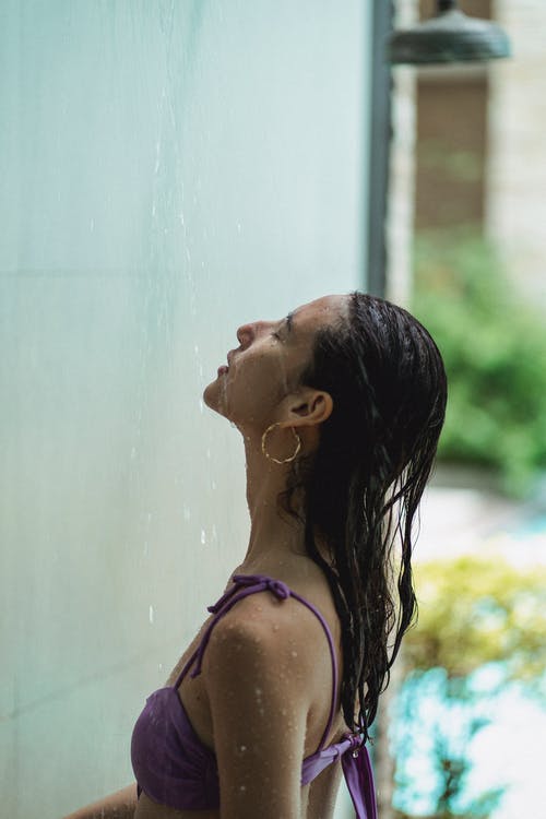 年轻女性，湿头发放松在淋浴 · 免费素材图片