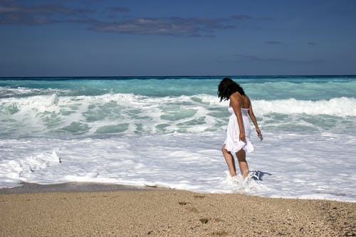 白天在海上穿白色连衣裙的妇女 · 免费素材图片
