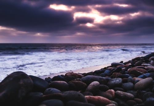 海边的黑色和灰色石头 · 免费素材图片