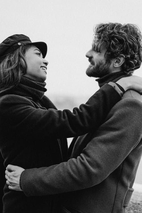男人和女人互相拥抱时的单色照片 · 免费素材图片