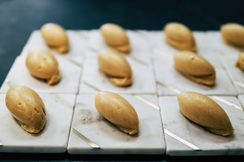 糕点在板上的特写照片 · 免费素材图片