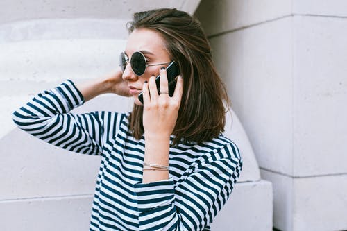 黑色和白色的条纹的长袖衬衫，戴着黑色太阳镜的女人 · 免费素材图片