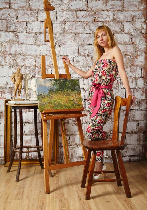 站在椅子旁边的女人 · 免费素材图片