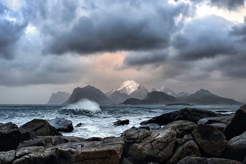 在达蒂姆期间，海浪撞击附近的岩石 · 免费素材图片