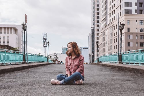 坐在地上的女人 · 免费素材图片