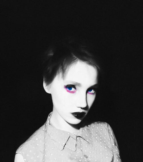 黑色和白色圆点衬衫的女人 · 免费素材图片