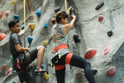 强大的亚洲登山者在墙上训练 · 免费素材图片