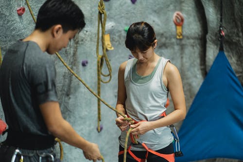 用安全绳在登山者附近种植亚洲教练 · 免费素材图片
