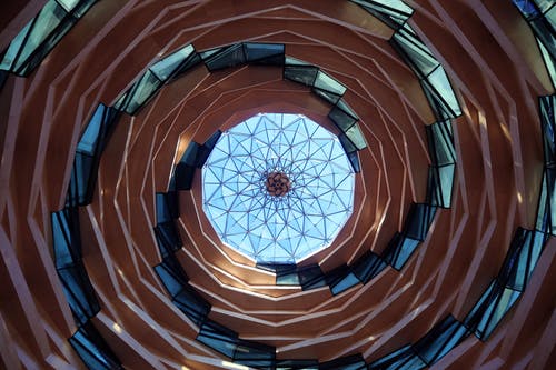 蓝色玻璃窗螺旋楼梯 · 免费素材图片