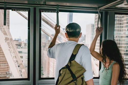 无法认出的夫妇乘坐城市的公共列车 · 免费素材图片