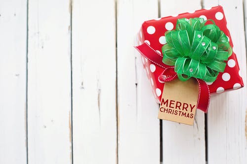 红色和绿色圣诞礼物盒的极简摄影 · 免费素材图片
