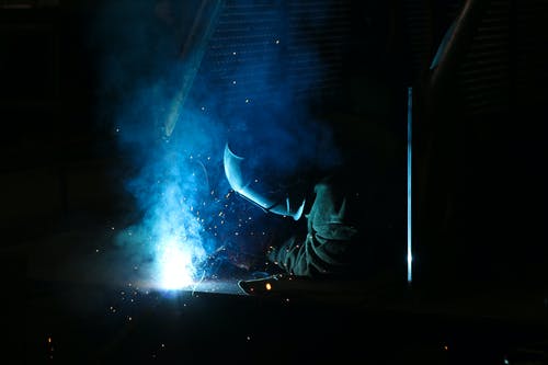 男子使用电焊 · 免费素材图片
