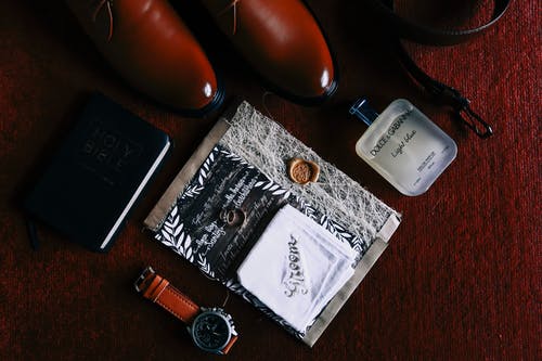 新郎在手帕上绣 · 免费素材图片