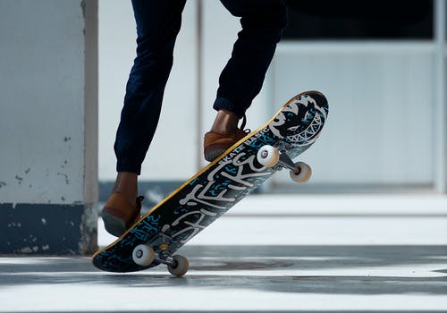 人玩滑板 · 免费素材图片