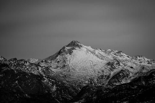 雪山的灰度照片 · 免费素材图片