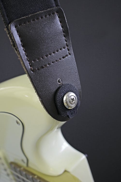 黑色电吉他皮带 · 免费素材图片