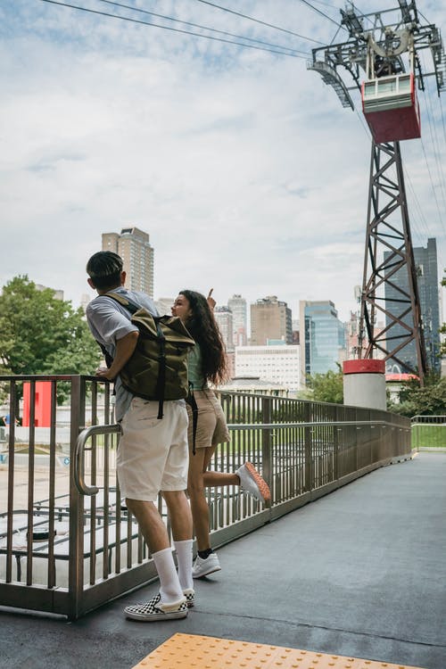 站立在绳索方式公园的年轻夫妇 · 免费素材图片