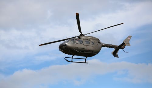 灰色直升机在空中 · 免费素材图片