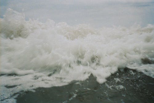 海浪冲上岸 · 免费素材图片