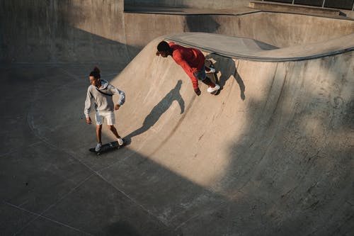 匿名的运动员在小镇的平台上滑板 · 免费素材图片