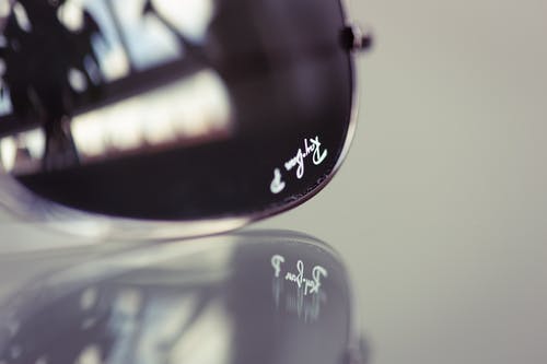 黑色镜框太阳镜的特写照片 · 免费素材图片