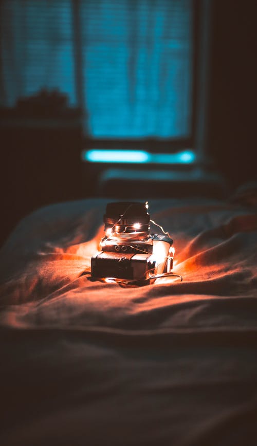 床上的灯光 · 免费素材图片