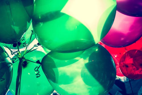 绿色和红色气球的风景照片 · 免费素材图片
