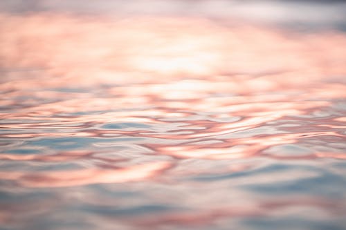 涟漪海水反射着粉红色的傍晚的天空 · 免费素材图片