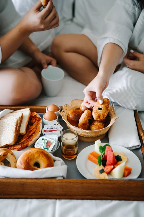 夫妇在床上吃早餐 · 免费素材图片