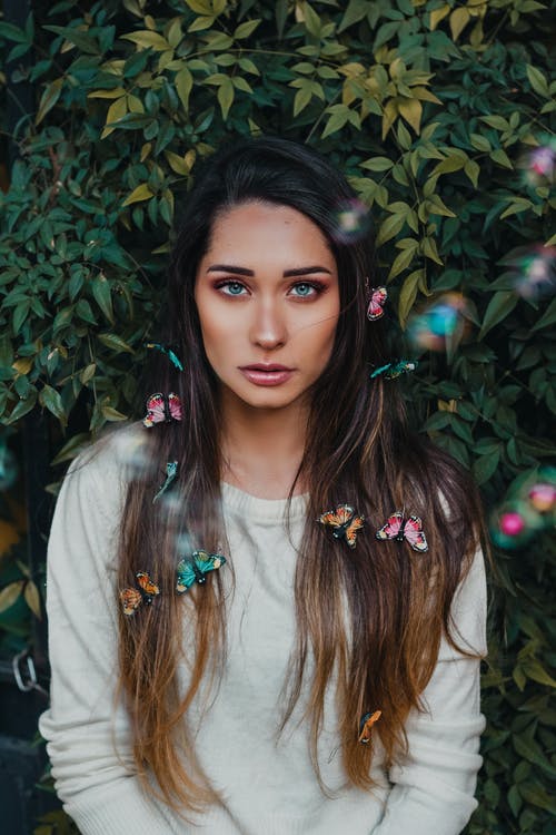 女人穿着白色毛衣的照片 · 免费素材图片