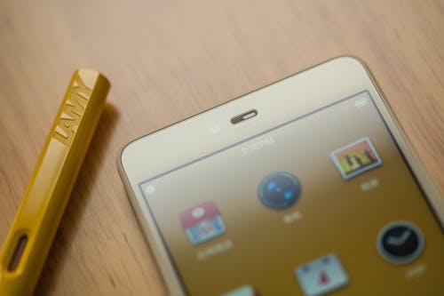 黄色拉米工具附近的白色智能手机 · 免费素材图片