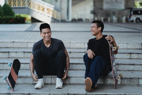 基于与滑板的街道楼梯的快乐的亚裔人 · 免费素材图片