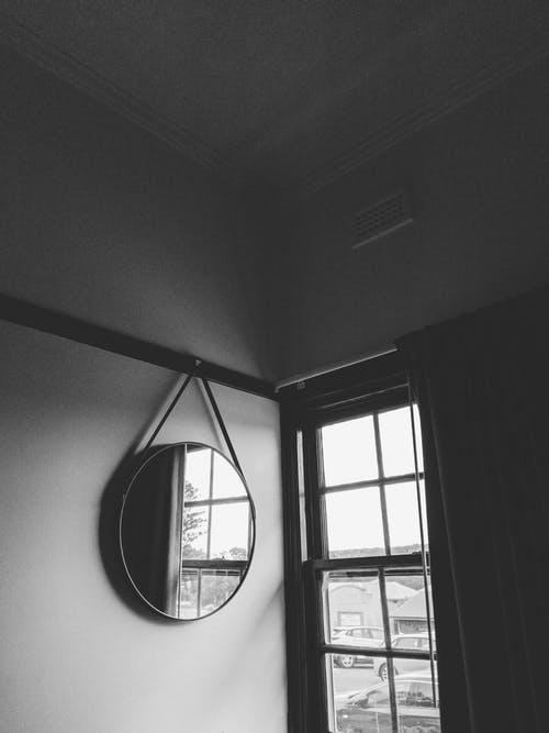 圆镜的灰度照片 · 免费素材图片