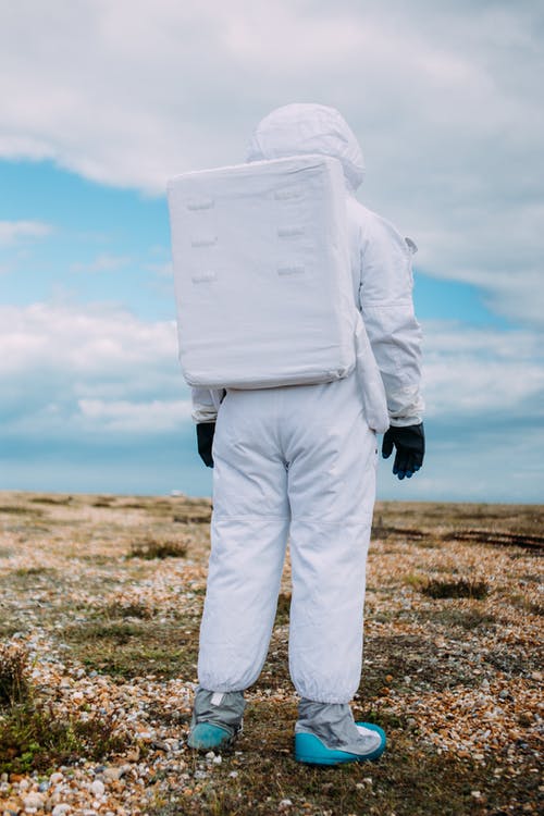 穿宇航员服装的人 · 免费素材图片
