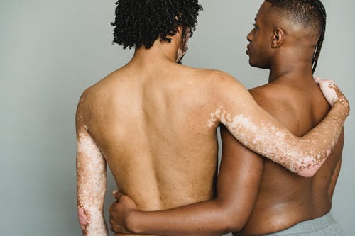 不同的同性恋男人在工作室深情相拥 · 免费素材图片