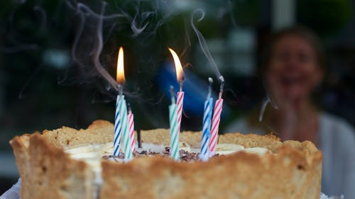 在蛋糕选择性聚焦摄影上点燃蜡烛 · 免费素材图片
