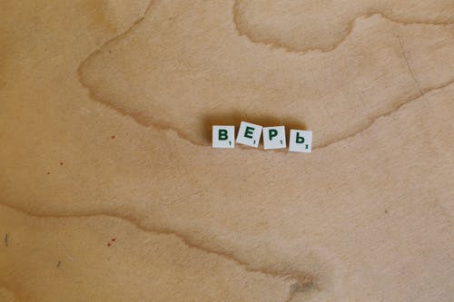 木制表面上的拼字游戏照片 · 免费素材图片